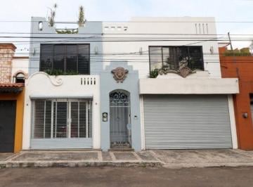 Casa de 4 habitaciones, Morelia · Casa en Venta en Col. Camelinas, Morelia