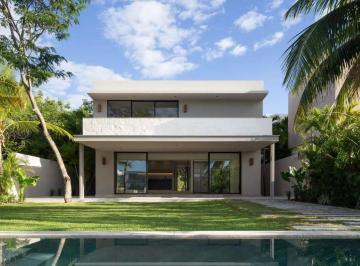 1 · Casa de Lujo en Lagos del Sol: Exclusiva, Amplia y Moderna
