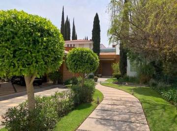 Casa en condominio · 1263m² · 4 Recámaras · 5 Estacionamientos · Espectacular Casa en El Palomar