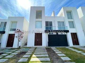 Casa · 119m² · 3 Recámaras · 2 Estacionamientos · Casa en Renta de 3 Niveles con Roof Garden y Opción a 4ta Recámara – Zakia, Querétaro