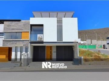 Casa en condominio de 5 habitaciones, Querétaro · Casa de 318 m² con 5 Recámaras en Venta y Renta en El Refugio