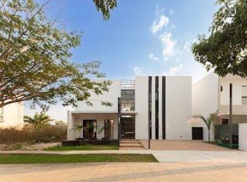 Casa · 389m² · 3 Recámaras · 2 Estacionamientos · Casa en Venta en Cabo Norte, Mérida