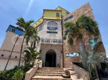 Local comercial · 2464m² · 32 Recámaras · 9 Estacionamientos · : Hotel a Pie de Playa en Venta con Alberca y Restaurante.