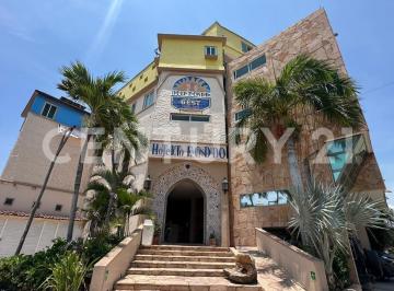 Inmueble productivo urbano · 2464m² · 32 Recámaras · 9 Estacionamientos · : Hotel a Pie de Playa en Venta con Alberca y Restaurante.