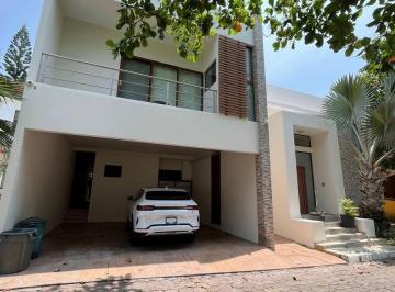 Casa · 5 Recámaras · 2 Estacionamientos · Casa 5 Recámaras en Venta, Club de Golf Villa Rica, con Jardín y Alberca en Veracruz