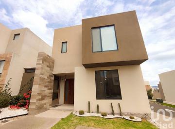 Casa · 141m² · 3 Recámaras · 2 Estacionamientos · Casa en Renta en Zibata con 3 Recámaras, Salon de Juegos, Alberca y Amenidades, Nwl Australian