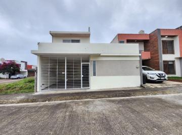 Casa de 4 habitaciones, Coatepec · Casa en Venta en Coatepec | 4 Recámaras, Jardín y Terraza