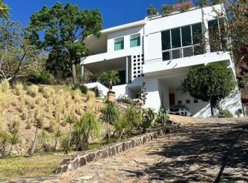 Casa de 4 habitaciones, Zapopan · Casa en Venta en Las Cañadas | 2,474 m² de Terreno y Vista Panorámica