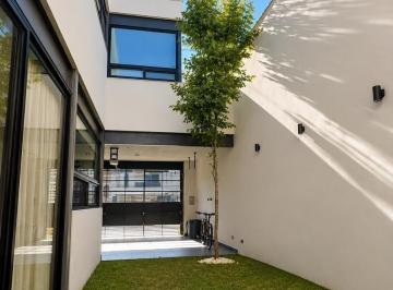 Casa · 204m² · 3 Recámaras · 2 Estacionamientos · Hermosa Casa en Venta | Bosques de San Pedro | Carretera Nacional