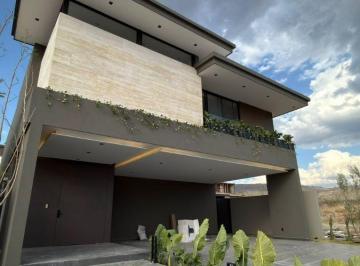 Casa de 4 habitaciones, León · Casa en Venta en El Molino Residencial Club de Golf con 4 Recamaras, 5 Baños y 6 Estacionamientos