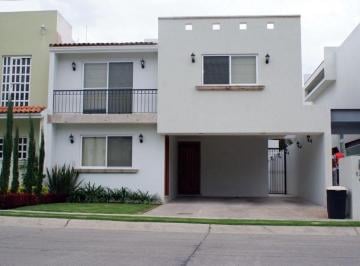 Casa en condominio · 245m² · 4 Recámaras · 4 Estacionamientos · Casa en Renta en Casa Fuerte