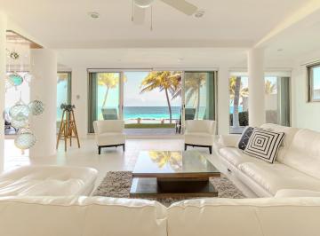 Villa · 300m² · 5 Recámaras · 5 Estacionamientos · Villa de Lujo Frente Al Mar en Renta en Zona Hotelera de Cancún con 5 Recámaras