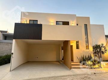 Casa · 228m² · 4 Recámaras · 2 Estacionamientos · Casa en Venta en La Finca de Las Cumbres