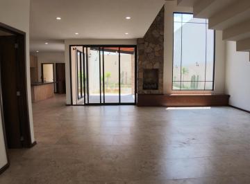Casa · 377m² · 4 Recámaras · 2 Estacionamientos · Casa de 364 m² con 4 Recámaras en Renta en Malaquin La Mesa