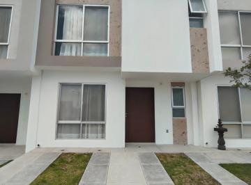FACHADA · Hermosa Casa en Renta en Condominio
