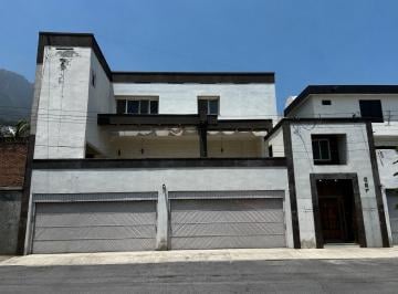 Casa · 236m² · 4 Recámaras · 5 Estacionamientos · Casa en Venta en Lomas del Valle, San Pedro Garza Garcia, N. L.