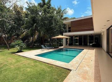 Casa · 2000m² · 4 Recámaras · 6 Estacionamientos · Hermosa Residencia Amueblada Frente Al Campo de Golf La Ceiba con Paneles Solares y Planta de Luz