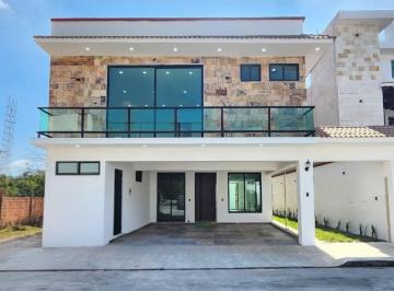 Casa de 5 habitaciones, Coatepec · Casa en Venta en Fracc. La Trinidad, Coatepec, Ver. 5 Recamaras + Roof Garden