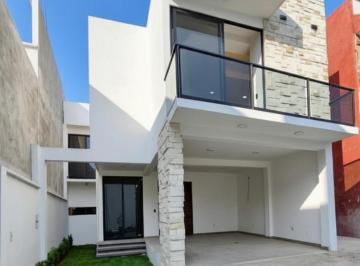 Casa de 3 habitaciones, Coatepec · Casa en Venta en Fracc. La Trinidad, Coatepec, Ver. Recamara en Planta Baja + Sala Doble Altura