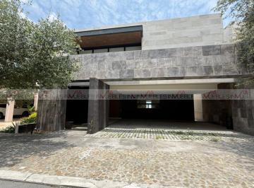 Casa · 680m² · 4 Recámaras · 3 Estacionamientos · Casa en Renta en Residencial Cordillera