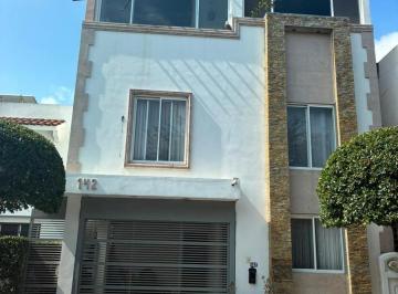 Casa · 102m² · 4 Recámaras · 1 Estacionamiento · Casa en Venta Ampliada y Equipada, Paraje de Anáhuac, Escobedo
