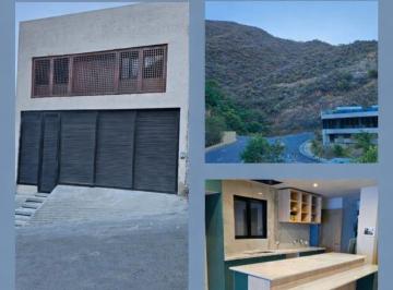 Casa · 228m² · 3 Recámaras · 2 Estacionamientos · Casa en Venta Colonia Lomas de Montecristo