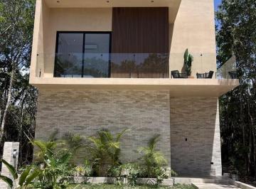 Casa · 298m² · 3 Recámaras · 2 Estacionamientos · Casa con Alberca y Jardin en Venta Playa del Carmen