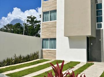 Casa · 112m² · 3 Recámaras · 2 Estacionamientos · Casa con Jardin en Residencial con Casa Club en Venta Playa del Carmen