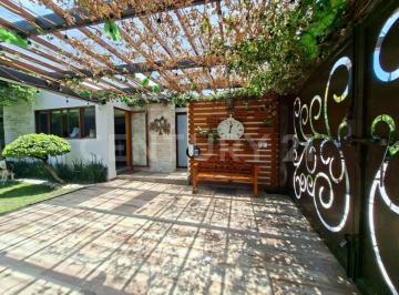 Casa · 446m² · 4 Recámaras · 2 Estacionamientos · Residencia en Venta, Jardines de Zavaleta