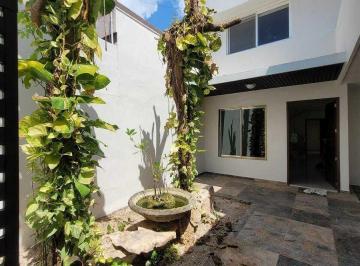 Casa · 217m² · 4 Recámaras · 2 Estacionamientos · Casa Ubicada en Una Cerrada en Los Pinos, Mérida