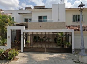 Casa de 4 habitaciones, Puerto Vallarta · Casa en Venta en Puerto Vallarta | 4 Habitaciones + Patio + Estudio + Balcón | Col. Fluvial Vallart