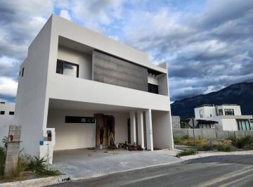 Casa · 253m² · 4 Recámaras · 2 Estacionamientos · Casa en Pedregal de La Montaña con Terraza con Vistas a Las Montañas