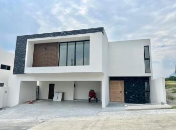 Casa · 345m² · 4 Recámaras · 4 Estacionamientos · Casa en Pedregal de La Montaña a Las Faldas del Cerro con Bellas Vistas.