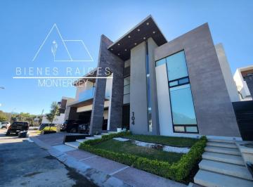Casa · 570m² · 5 Recámaras · 4 Estacionamientos · Residencia en Venta en Sierra Alta 9no. Sector con 5 Recámaras, Alberca y Amplio Patio de 100 m².