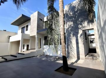 Casa · 3 Recámaras · 2 Estacionamientos · Casa en Venta en Col. Las Brisas 1er Sector Remodelada con Amplios con Vistas Al Cerro de La Silla.