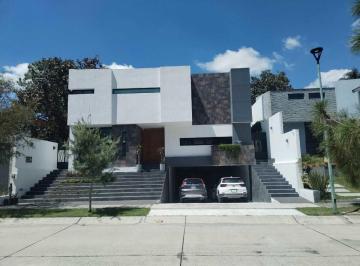 0fa59684955c7f865e9cfee16f9e4f342f9b903704a8439d88e66e6da5a1d06e · Casa en Venta en El Palomar | Residencia de Lujo con Alberca, Jardín y 4 Cuartos
