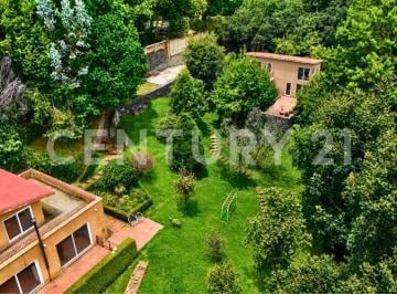 Casa · 555m² · 6 Recámaras · 6 Estacionamientos · Propiedad Campestre en Venta con 4,239 m² de Terreno y Dos Casas en Huixquilucan
