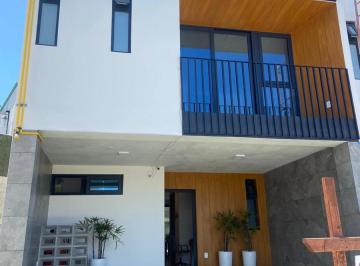 Casa · 99m² · 3 Recámaras · 2 Estacionamientos · Casa en Venta en El Soler Tijuana con Vista a San Diego