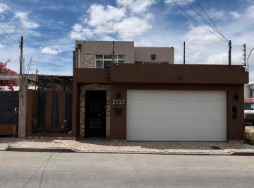 Casa · 200m² · 5 Recámaras · 3 Estacionamientos · Casa en Jardín Dorado