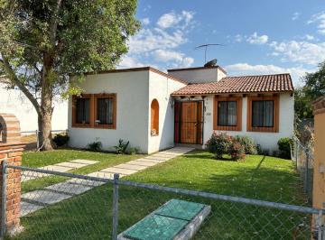 Casa · 250m² · 2 Recámaras · 2 Estacionamientos · Casa en Venta en Residencial Haciendas Tequisquiapan de un Nivel