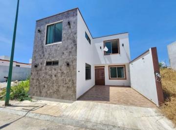 Casa de 3 habitaciones, Coatepec · Casa en Venta | 3 Recámaras | 3 Baños | Terraza Privada | Patio con Asador | Cochera | Los Lirios.