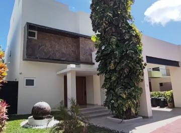 Casa · 350m² · 3 Recámaras · 3 Estacionamientos · Cumbres: Casa Amplia con 18 Paneles Solares / Spacious Home With 18 Solar Panels