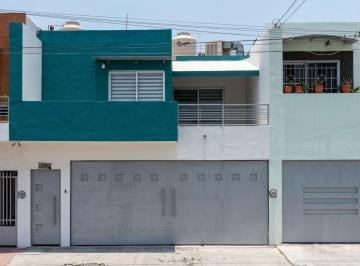 Casa de 3 habitaciones, Apatzingán · Casa en Venta en Michoacan - Apatzingan de La Construccion| 3 Recámaras | Patio | 2 Estacionamiento