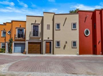 Casa de 3 habitaciones, San Miguel de Allende · Lujosa Casa Completamente Amueblada en Villas Acuarela, Cerca del Centro de San Miguel de Allende
