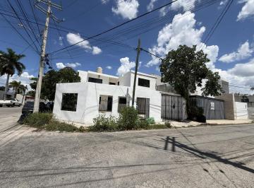 Casa · 300m² · 4 Recámaras · 2 Estacionamientos · Casa en Renta en Esquina en Chuburná | 4 Recámaras y Piscina