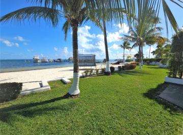 Casa · 293m² · 5 Recámaras · 3 Estacionamientos · Casa en Venta, 5 Recámaras, Beach Front, Remodelada de Lujo. con Muelle, Zona Hotelera Cancún