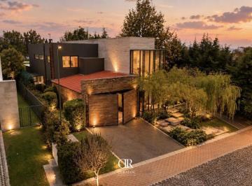Casa · 800m² · 3 Recámaras · 4 Estacionamientos · Casa en Venta en El Campanario, Querétaro