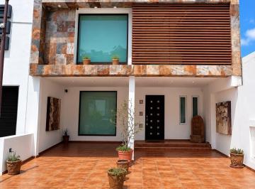 Casa · 220m² · 3 Recámaras · 2 Estacionamientos · Casa en Venta Milenio III - Qro