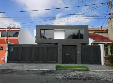 Casa · 290m² · 3 Recámaras · 3 Estacionamientos · Casa en Venta en Club de Golf San Carlos, Metepec
