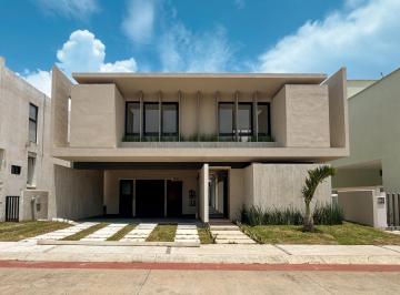 Casa · 280m² · 2 Estacionamientos · Casa en Las Olas con Alberca y Hab. en Pb Venta